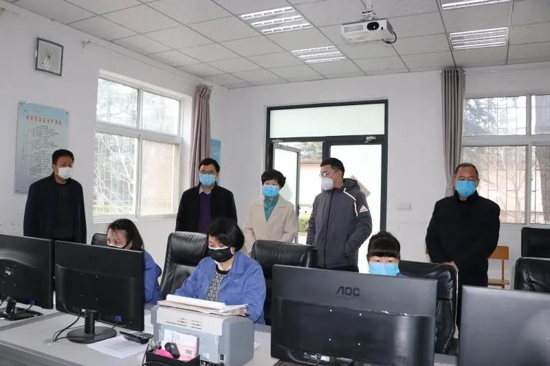 市,人大常委會(huì),副主任,、,總工會(huì),主席,2月, . 市人大常委會(huì)副主任、總工會(huì)主席韓迎春到公司調(diào)研慰問(wèn)